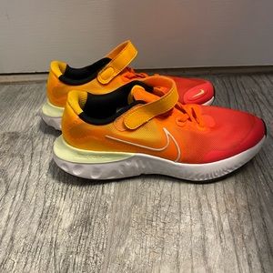 Kids size 3 boys nike sneakers with velcro strap